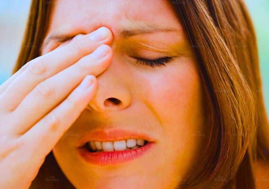 Hình ảnh người phụ nữ bị nghẹt mũi đau họng cảm thấy khó chịu