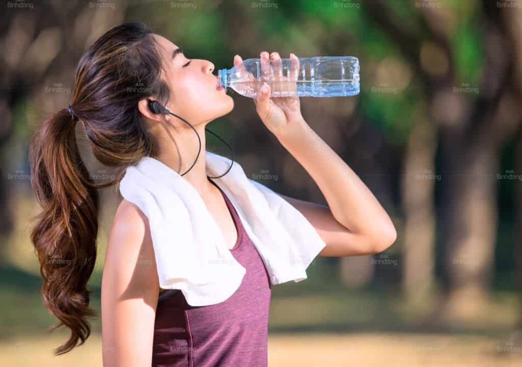 Hình ảnh về người phụ nữ đang uống nước