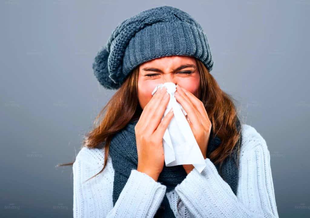 Hình ảnh người phụ nữ đang bị viêm xoang dẫn đến nghẹt mũi
