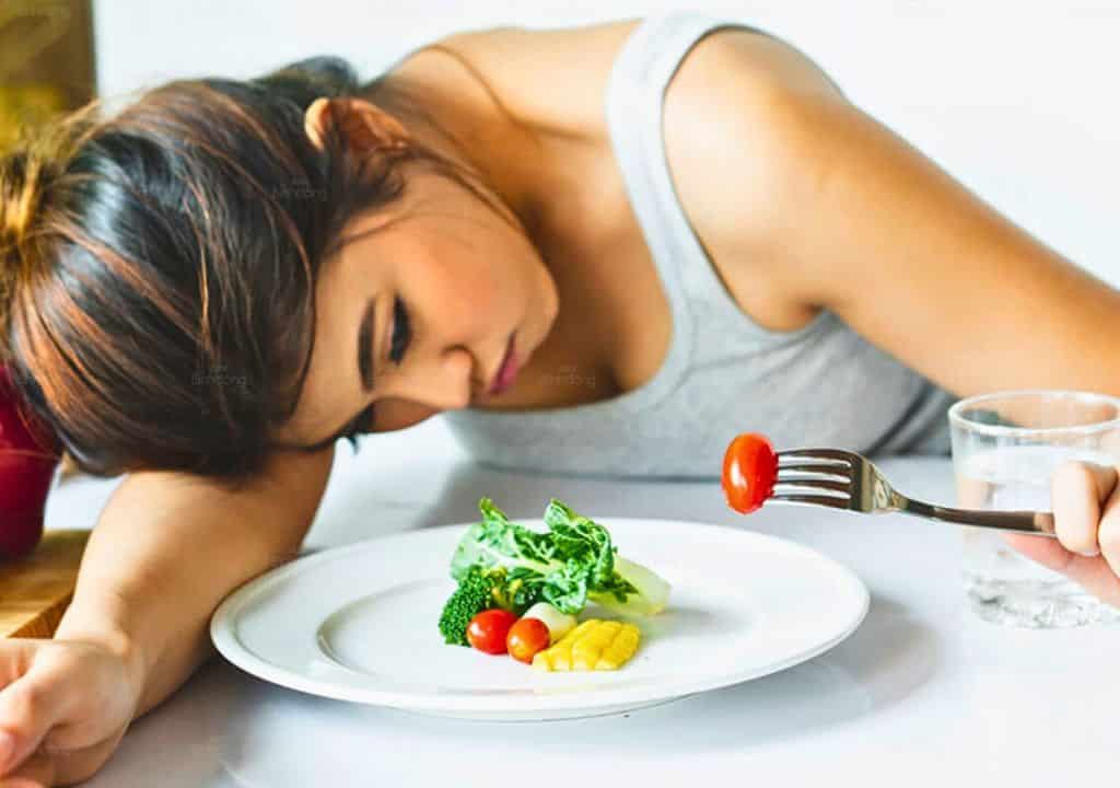 Hình ảnh người phụ nữ đang bị chán ăn dẫn đến vô kinh
