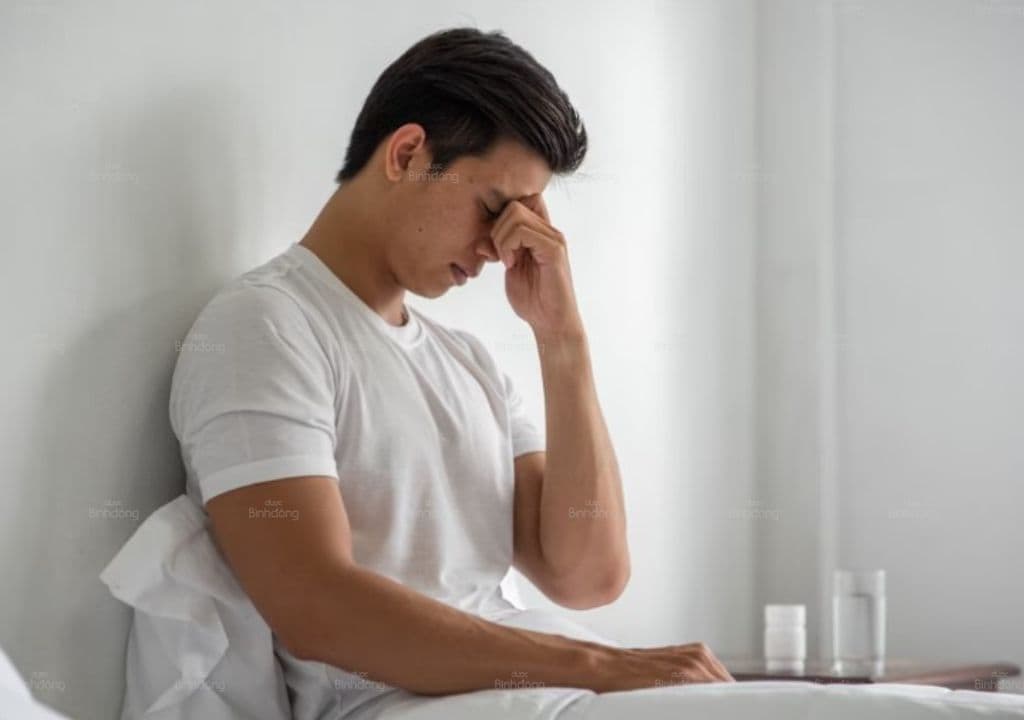 Hình ảnh người đàn ông đang bị nhức đầu và mệt mỏi
