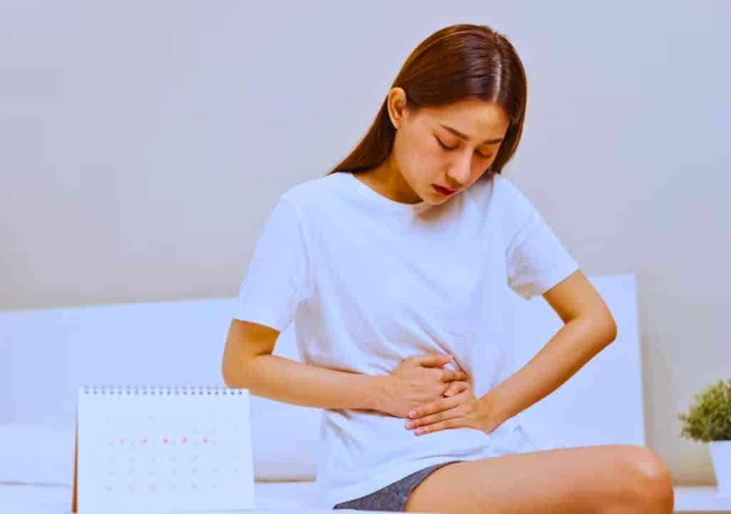 Hình ảnh người phụ nữ đang bị chu kỳ kinh nguyệt ngắn và đau bụng