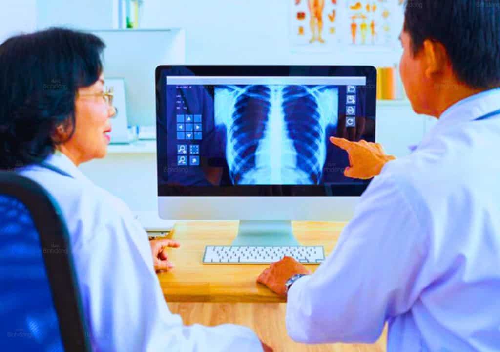 Hình ảnh 2 người bác sĩ đang thảo luận với nhau về kết quả chụp X quang của bệnh nhân