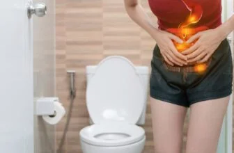 Người phụ nữ đang bị đau bụng kinh dữ dội