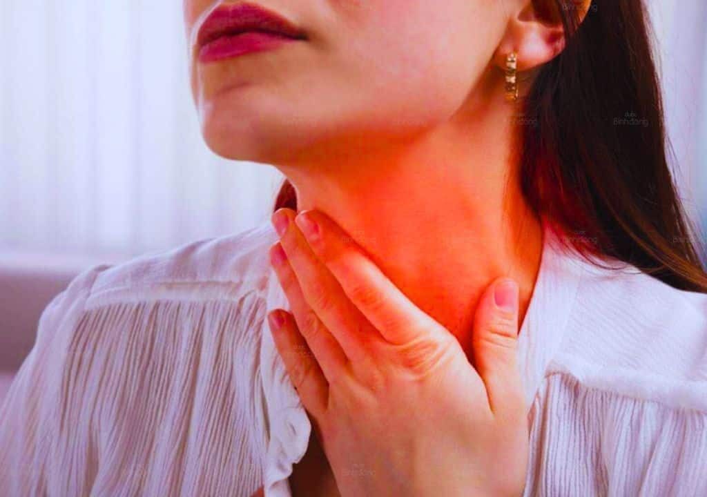 Hình ảnh về người phụ nữ đang bị đau họng có đờm và khó chịu ở cổ