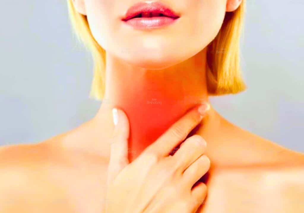 Hình ảnh người phụ nữ đang bị đau họng và ngứa ở cổ họng