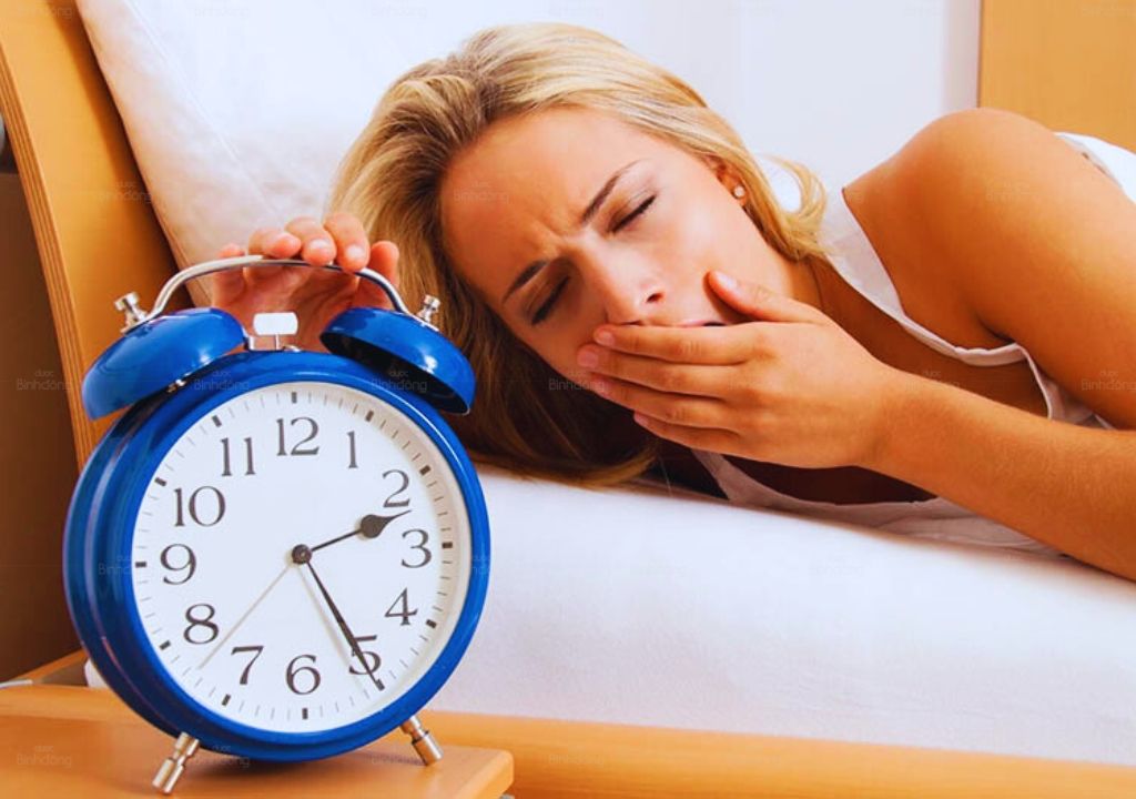 Hình ảnh người phụ nữ đang bị mất ngủ và mệt mỏi