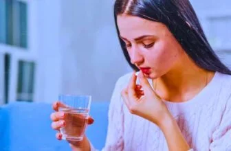 Hình ảnh người bệnh nhân đang uống thuốc