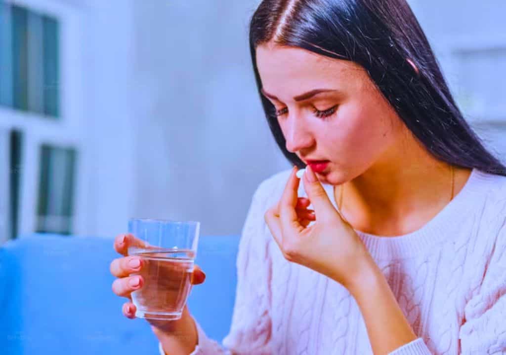 Hình ảnh người bệnh nhân đang uống thuốc