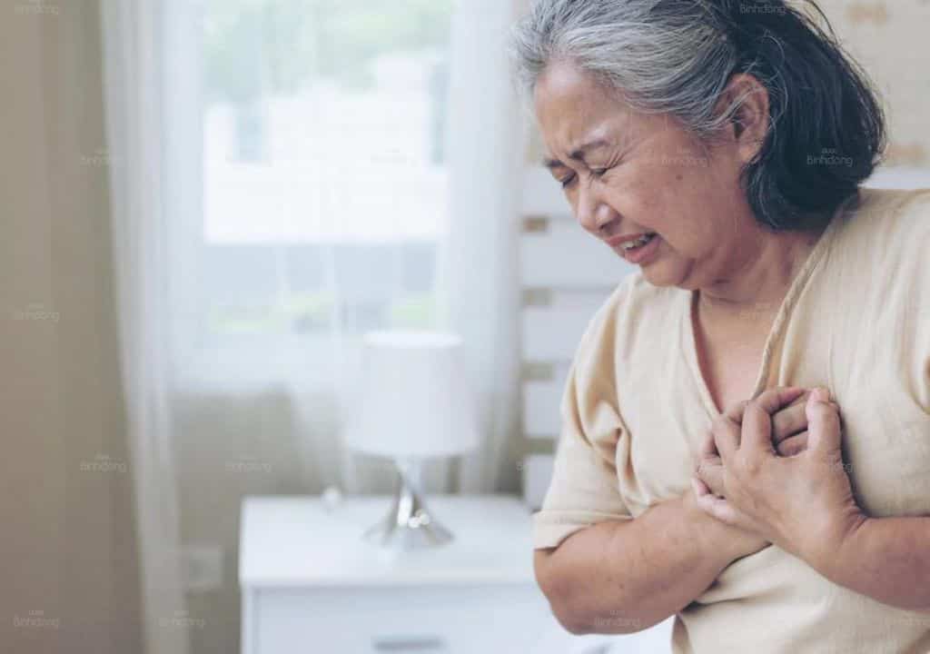 Hình ảnh người phụ nữ đang bị tức ngực và khó thở