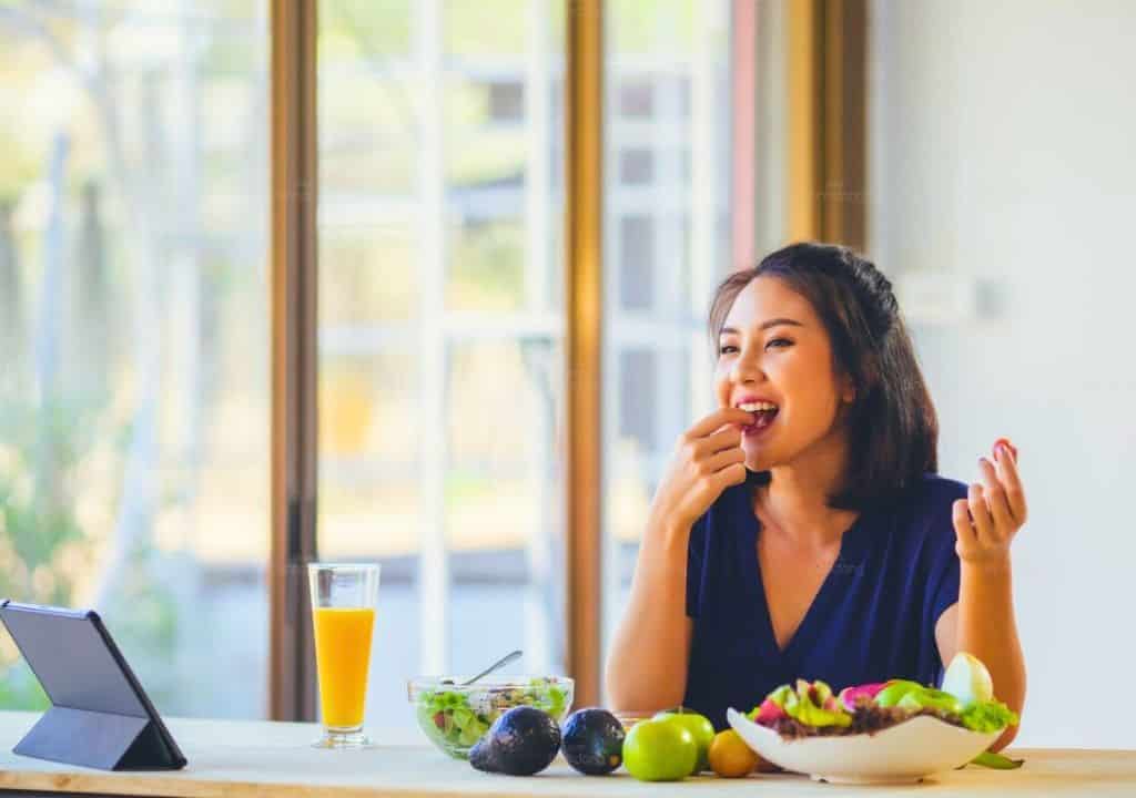 Hình ảnh người phụ nữ đang ăn các món ăn nhẹ