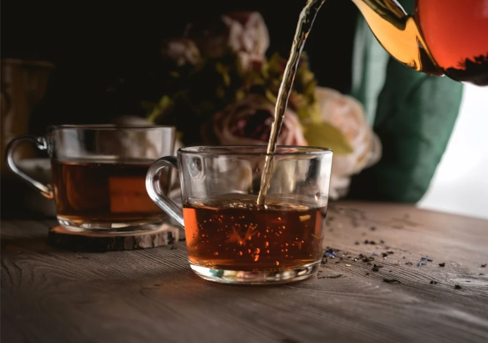 Hình ảnh đang rót trà thảo mộc ra ly