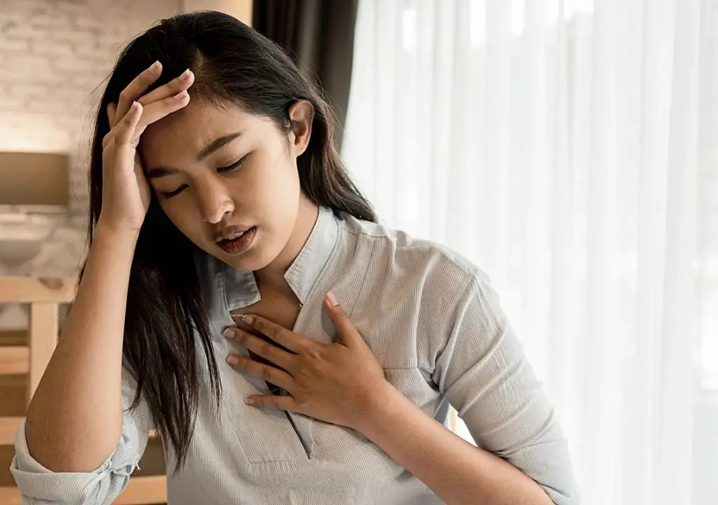 Hình ảnh người phụ nữ bị tức ngực khó thở