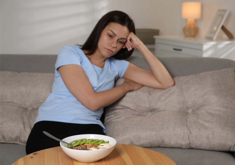 Hình ảnh người phụ nữ đang bị chán ăn