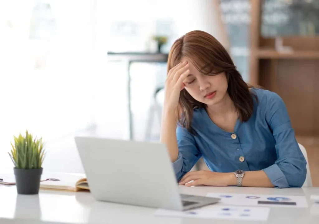 Hình ảnh người phụ nữ đang bị mệt mỏi