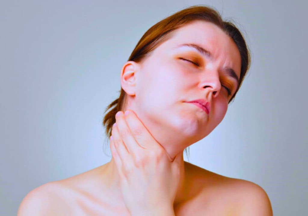 Hình ảnh người phụ nữ đang bị ho rát họng