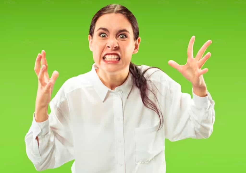 Hình ảnh người phụ nữ đang nổi giận do bị tiền kinh nguyệt