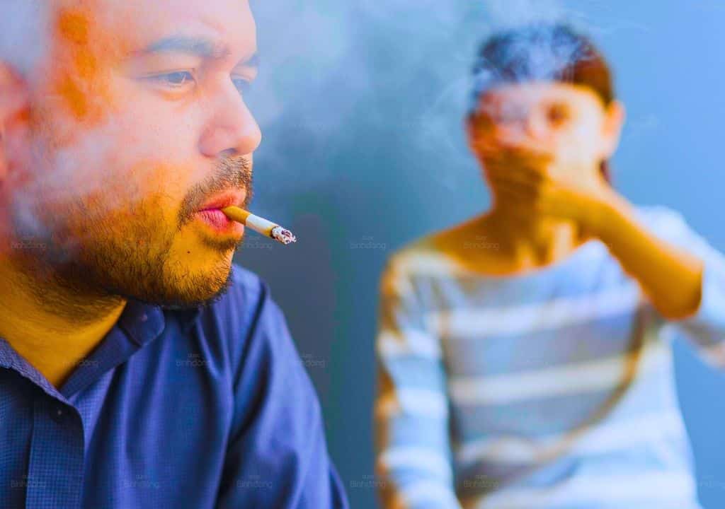 Hình ảnh người đàn ông đang hút thuốc 