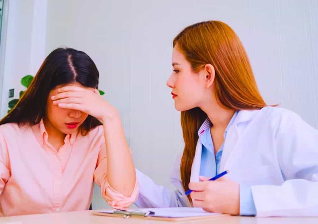 Hình ảnh người bác sĩ đang tư vấn tâm lý cho bệnh nhân