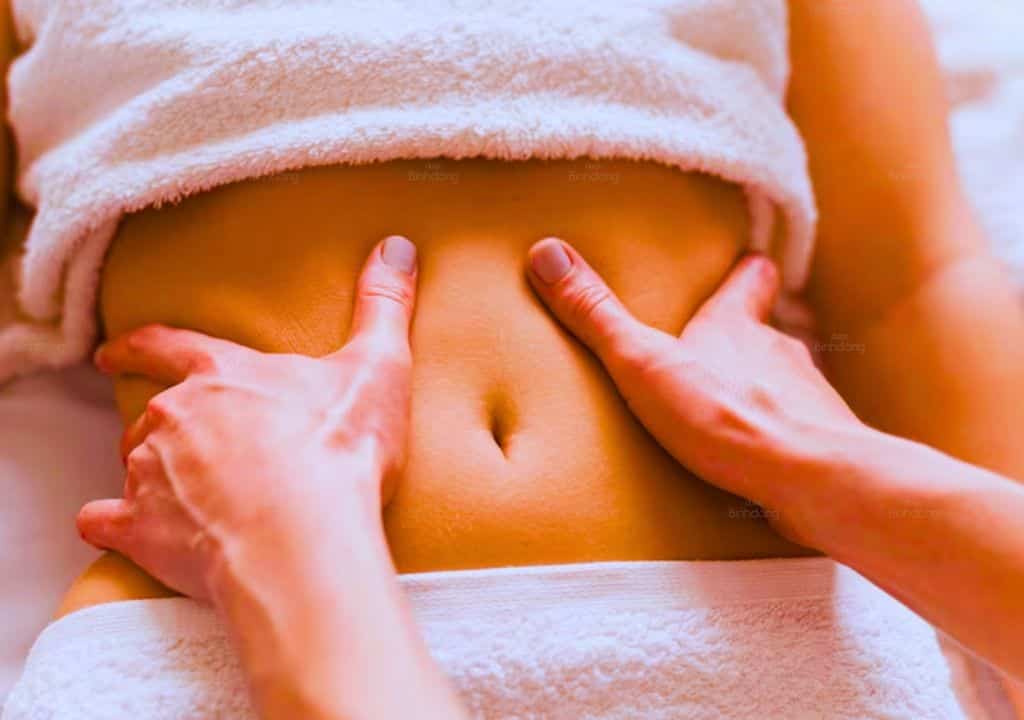 Hình ảnh một người phụ nữ đang được massage bụng