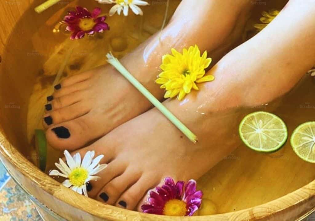 Hình ảnh về người phụ nữ đang ngâm chân trong chậu nước