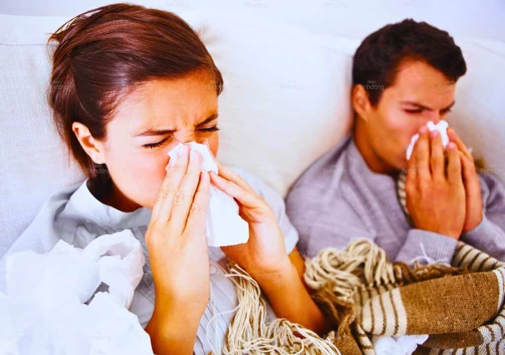 Hình ảnh người phụ nữ và người đàn ông đang bị nghẹt mũi kéo dài