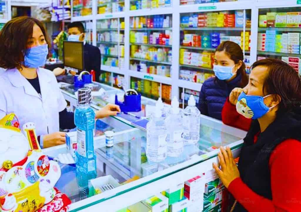 Hình ảnh người bác sĩ đang tư vấn cho bệnh nhân để trị bệnh kinh nguyệt ra nhiều