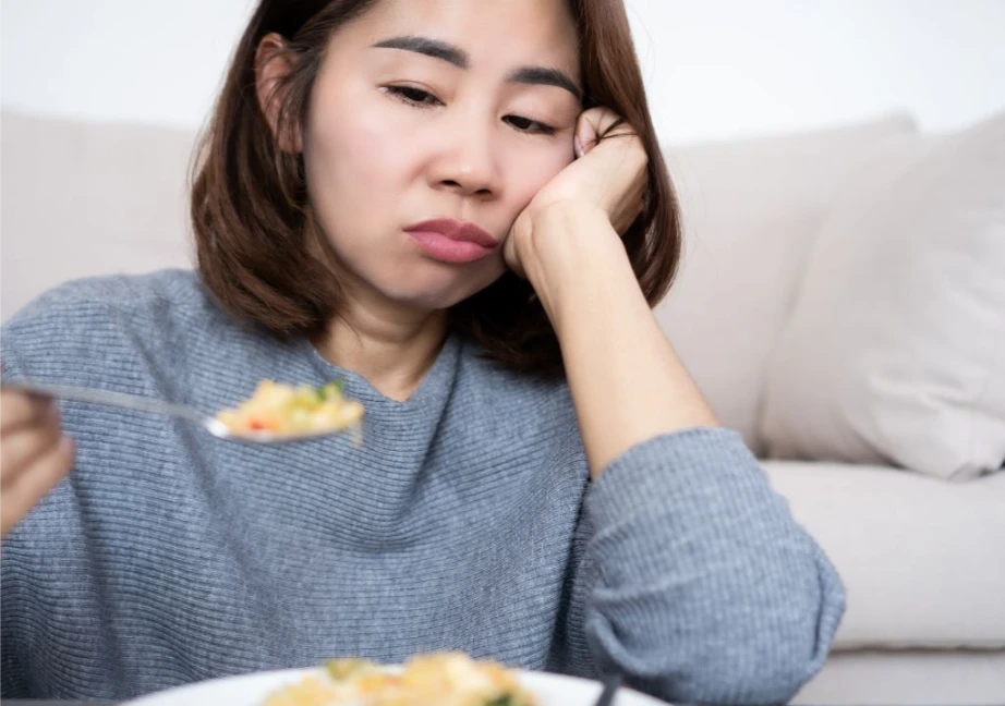 Người phụ nữ đang chán ăn do mất ngủ