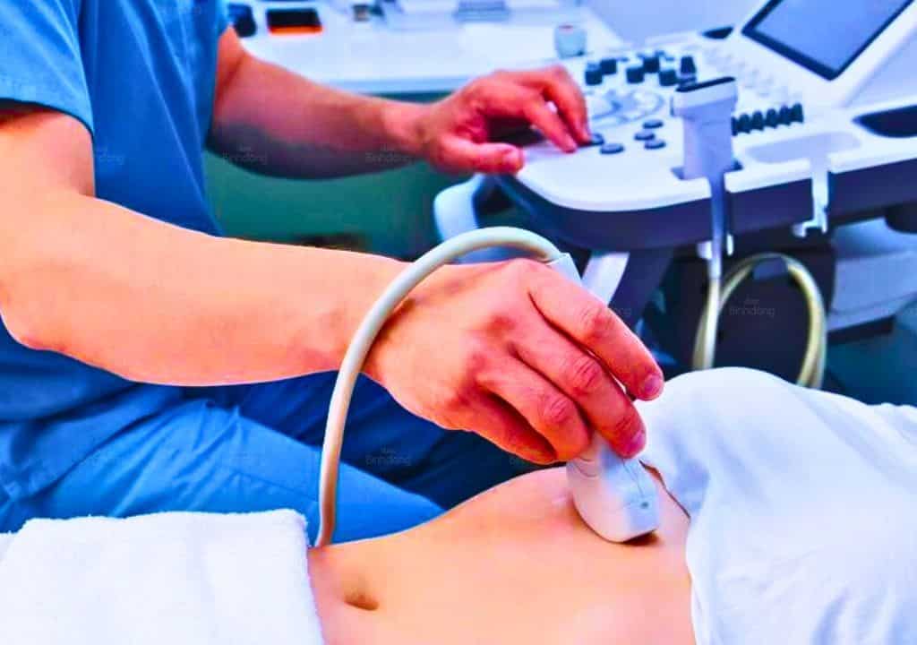 Hình ảnh người bác sĩ đang siêu âm bụng cho bệnh nhân để phát hiện vô kinh