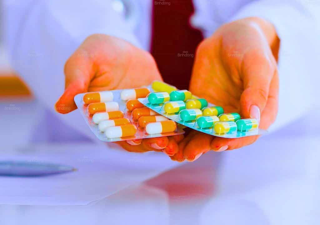 Hình ảnh người bác sĩ đang tư vấn hướng dẫn thuốc sử dụng cho bệnh nhân