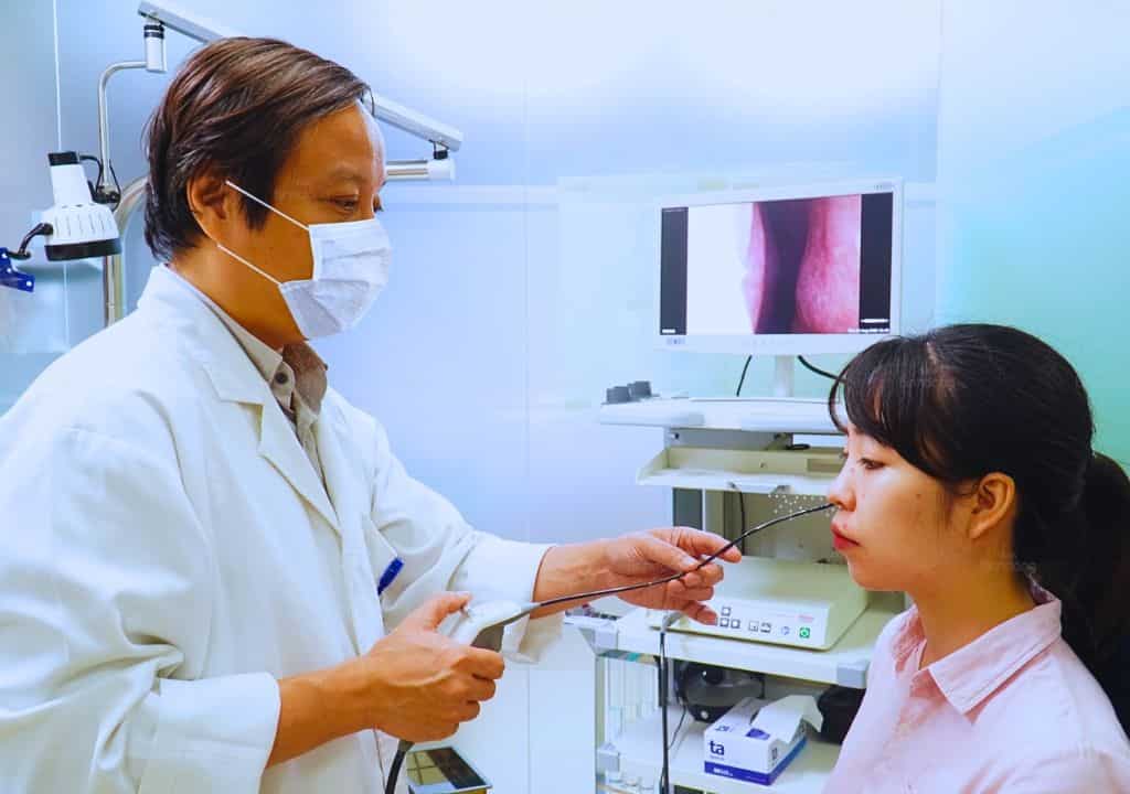 Hình ảnh người bác sĩ đang nội soi cho bệnh nhân để kiểm tra ho rát họng