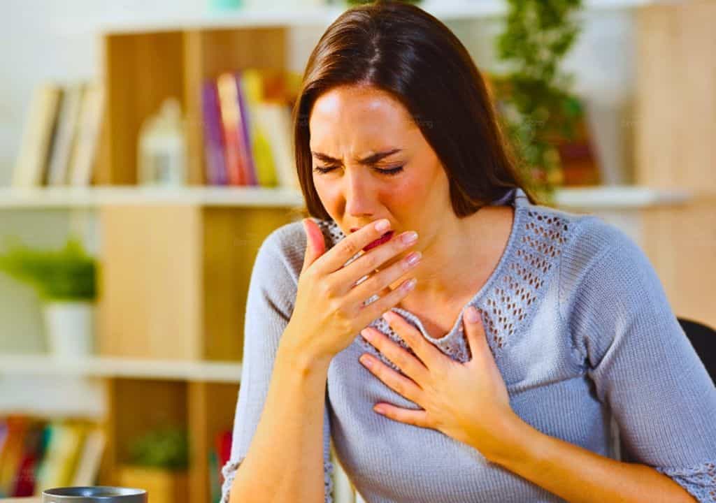 Hình ảnh người phụ nữ đang bị ho kèm thở khò khè