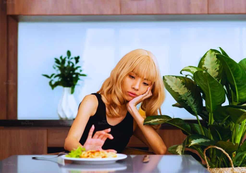 Hình ảnh người phụ nữ đang bị chán ăn
