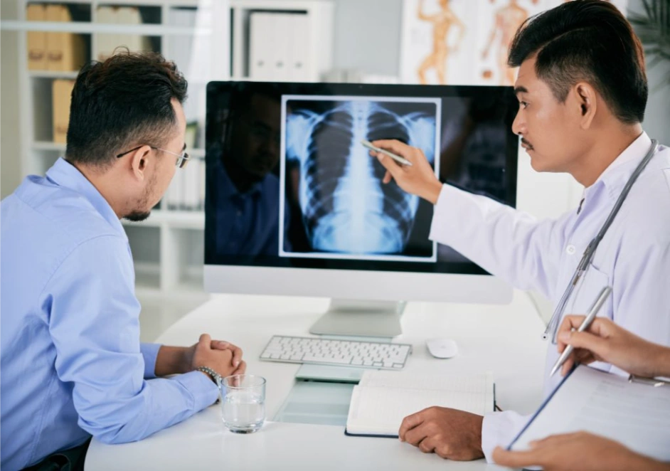 Bác sĩ đang Chụp X-quang phổi cho bệnh nhân