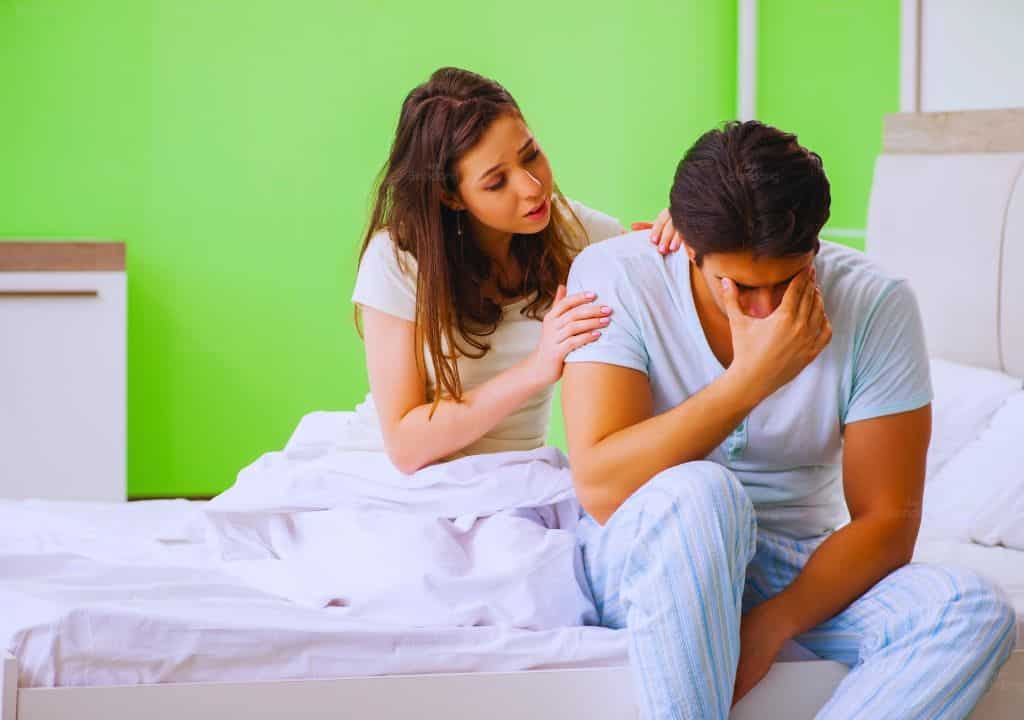 Hình ảnh người phụ nữ và người đàn ông đang bị stress do giảm ham muốn