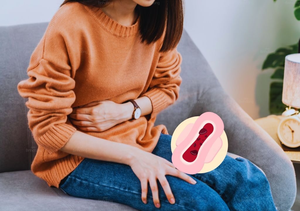 Hình ảnh về người phụ nữ đang bị đau bụng do kinh vón cục