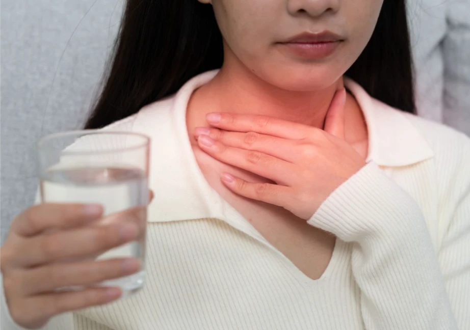 Hình ảnh người phụ nữ đang bị đau họng và ngứa ở cổ họng