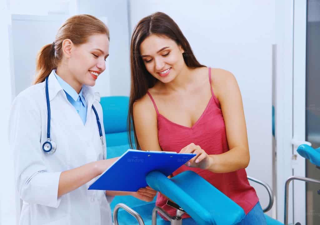 Hình ảnh người bác sĩ đang tư vấn cho bệnh nhân về bệnh viêm lộ tuyển tử cung