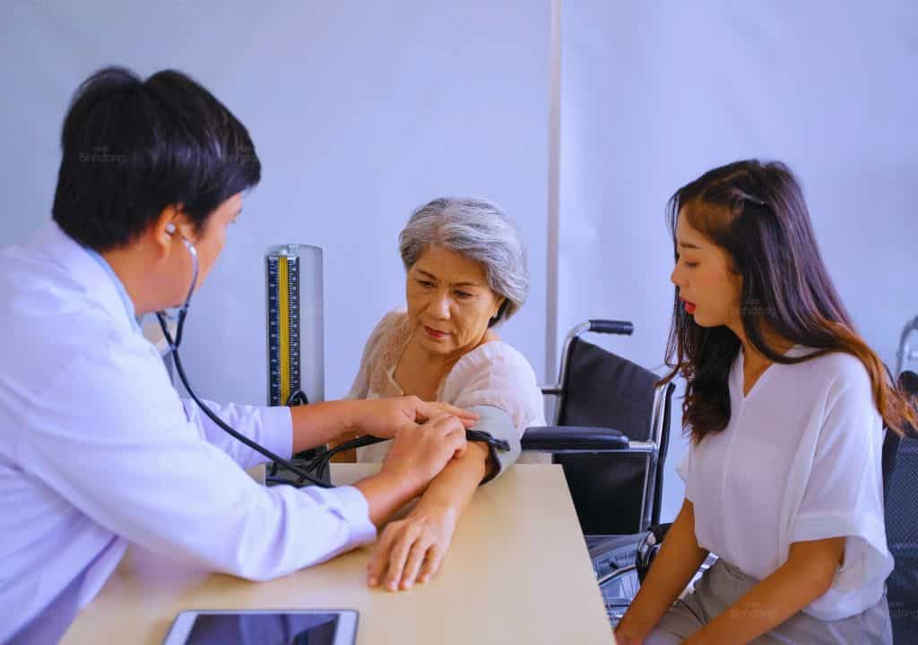 Hình ảnh người bác sĩ đang thăm khám và tư vấn cho bệnh nhân