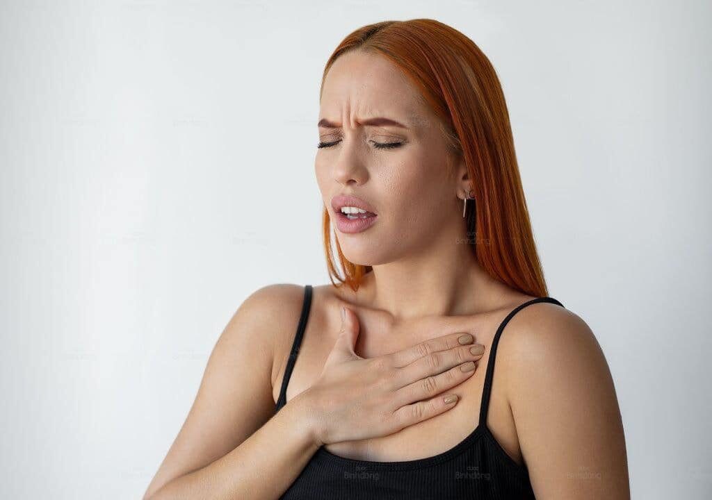 Hình ảnh người phụ nữ đang có triệu chứng triệu chứng khó thở vướng ở cổ họng
