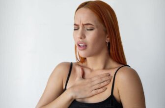 Hình ảnh người phụ nữ đang có triệu chứng triệu chứng khó thở vướng ở cổ họng