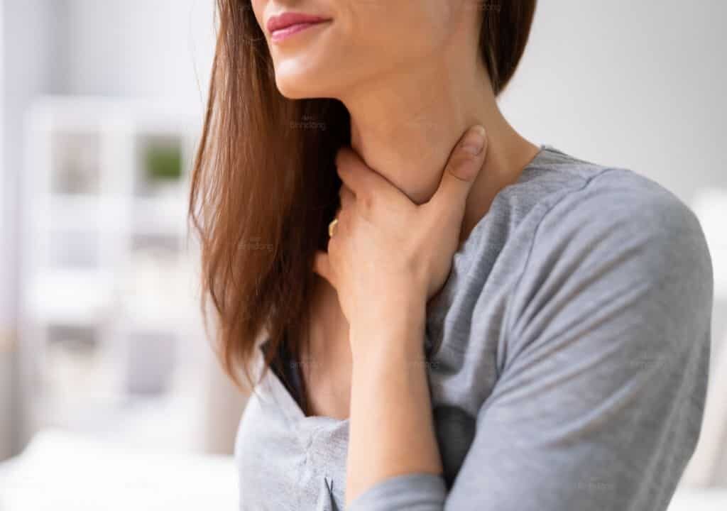 Hình ảnh người phụ nữ đang bị đau họng