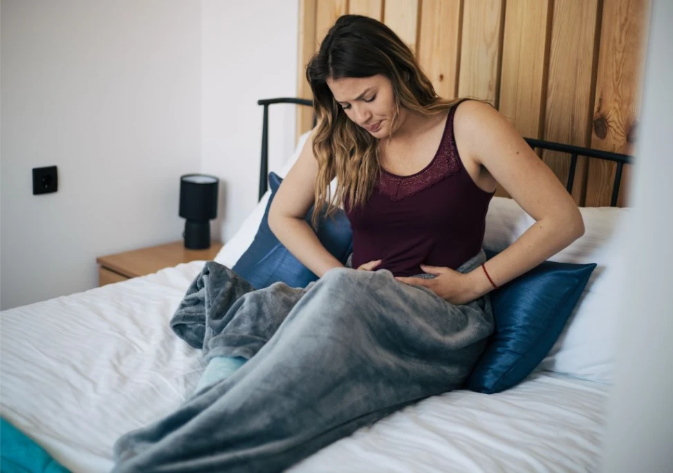 Hình ảnh người phụ nữ đang bị kinh nguyệt có mùi hôi