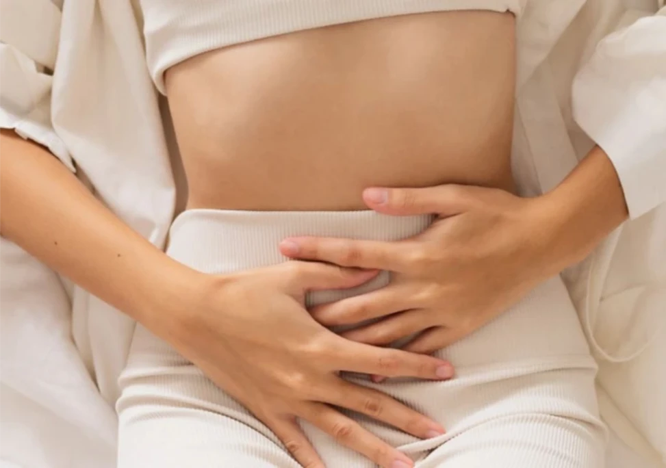 Hình ảnh người phụ nữ đang che vùng kín