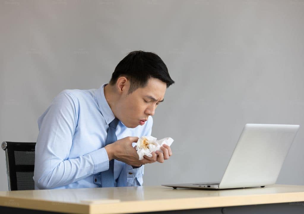 Hình ảnh người đàn ông đang bị ho có đờm