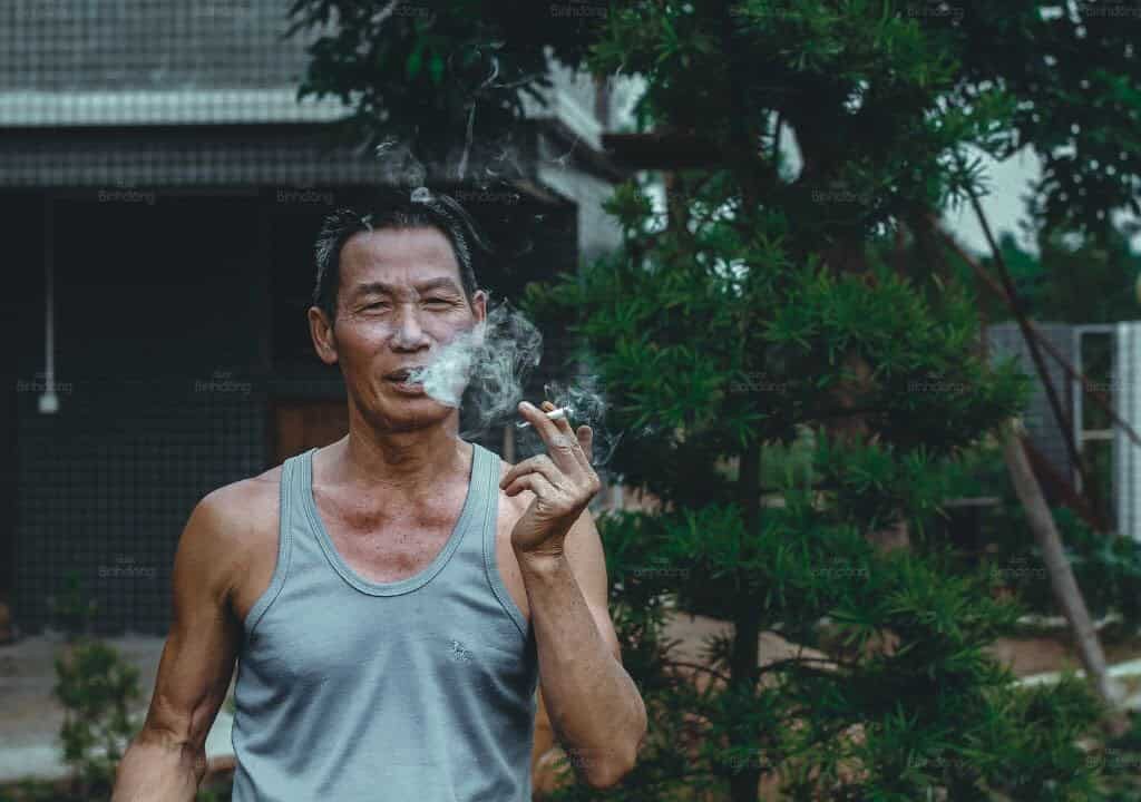 Hình ảnh người đàn ông đang chạy bộ và hút thuốc