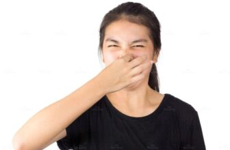 Hình ảnh người phụ nữ đang che mũi do kinh nguyệt có mùi hôi