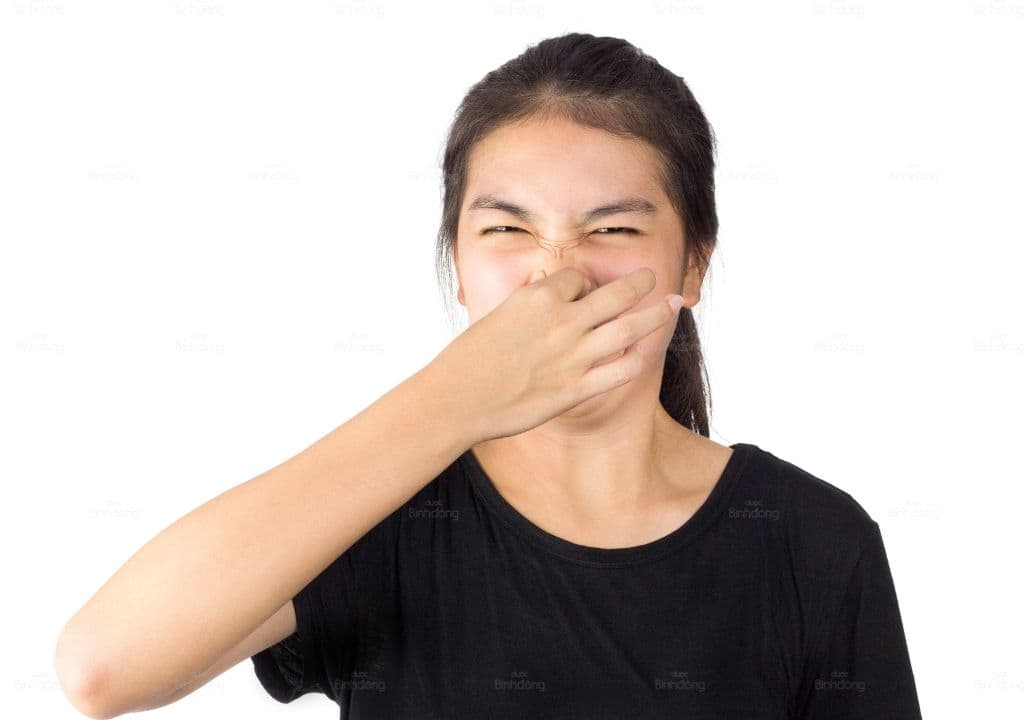 Hình ảnh người phụ nữ đang che mũi do kinh nguyệt có mùi hôi