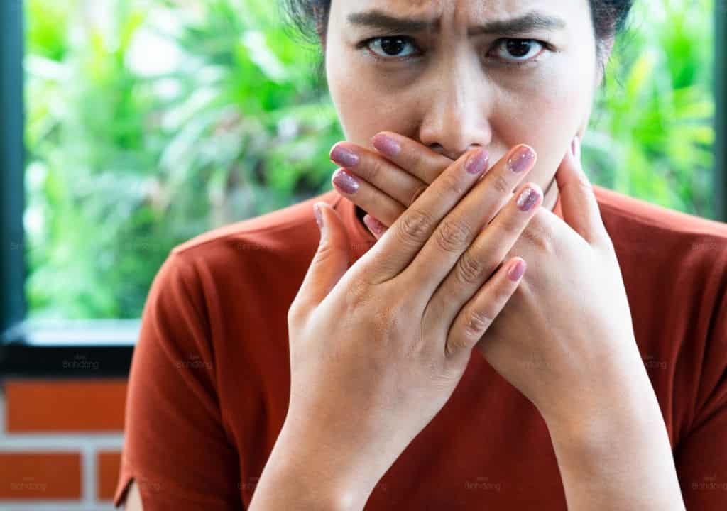 Hình ảnh người phụ nữ đang bị kinh nguyệt có mùi hôi