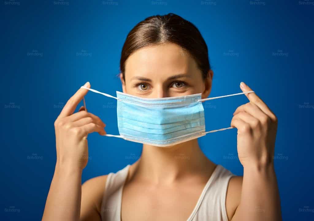 Hình ảnh người phụ nữ đang đeo khổ trang để phòng bệnh